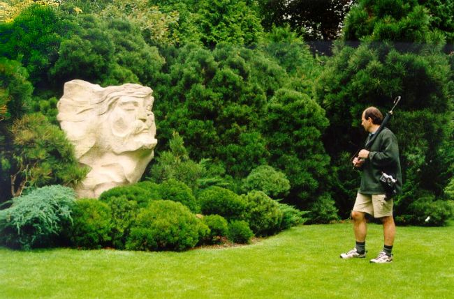 V meditační zahradě